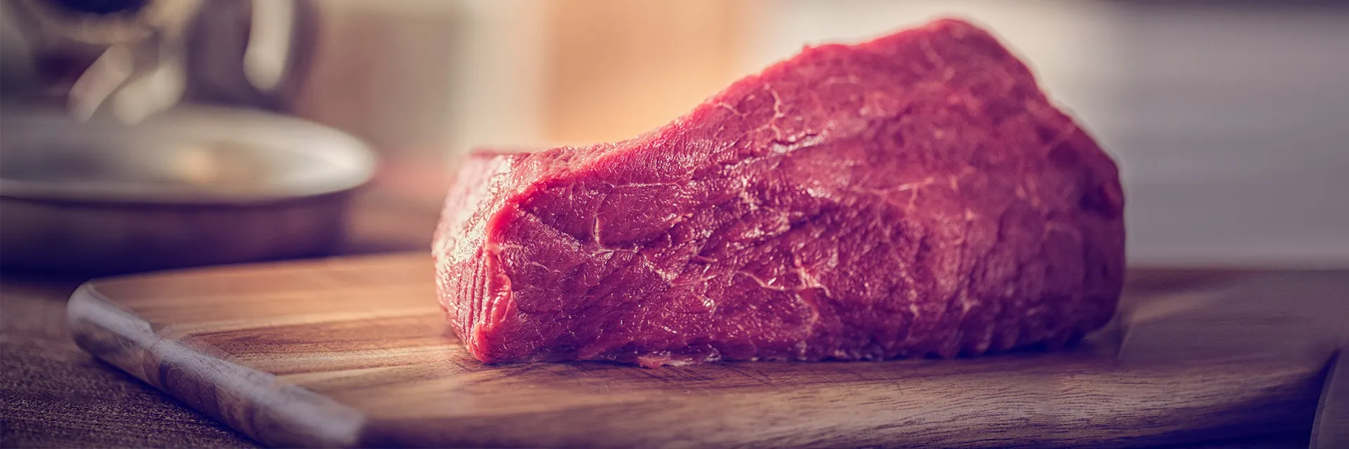 Frisches Fleisch auf einem Holzbrett