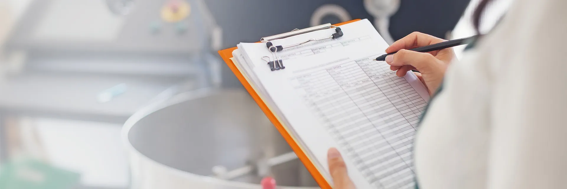 Laborantin hakt eine Checkliste ab